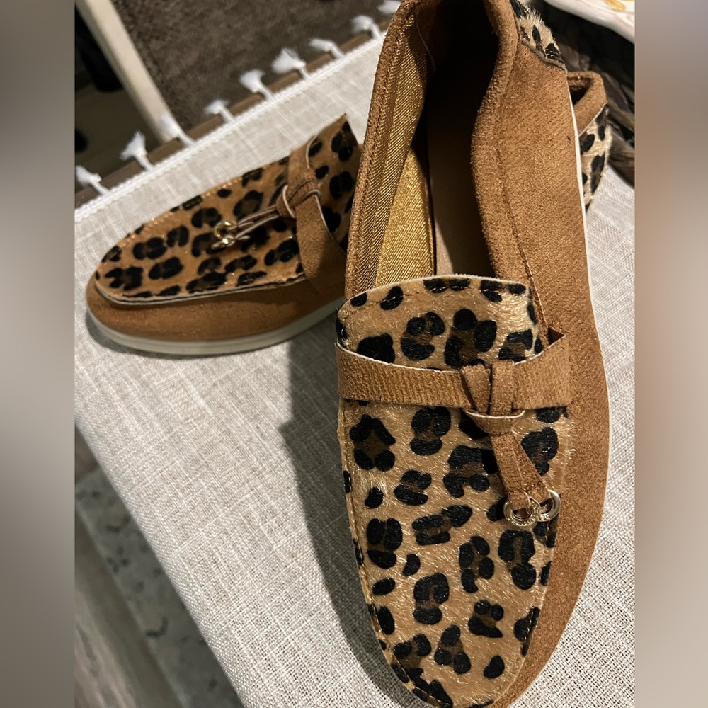 women’s boutiqe size 9 loafer shoes cheetah